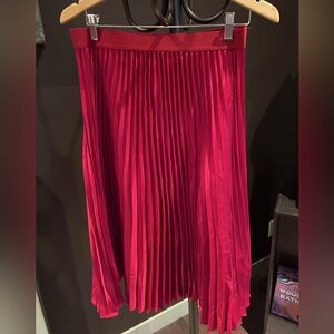 H&M NWT red pleated midi shiny skirt size 12, has a sheen but not satin